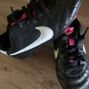 Nike Girls Size 10 Soccer Shoes